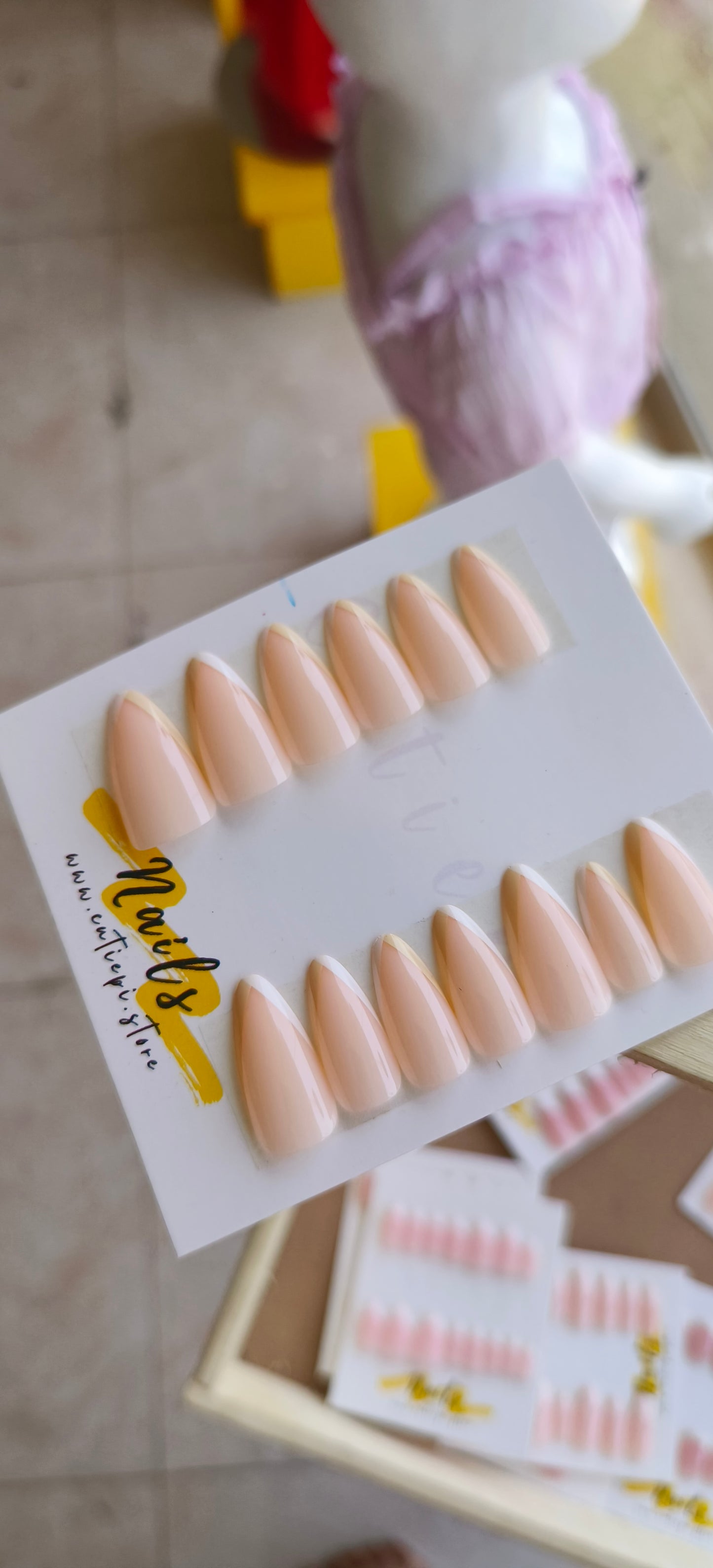 Vogue V-Tips – 24pcs French nail set with Application Kit