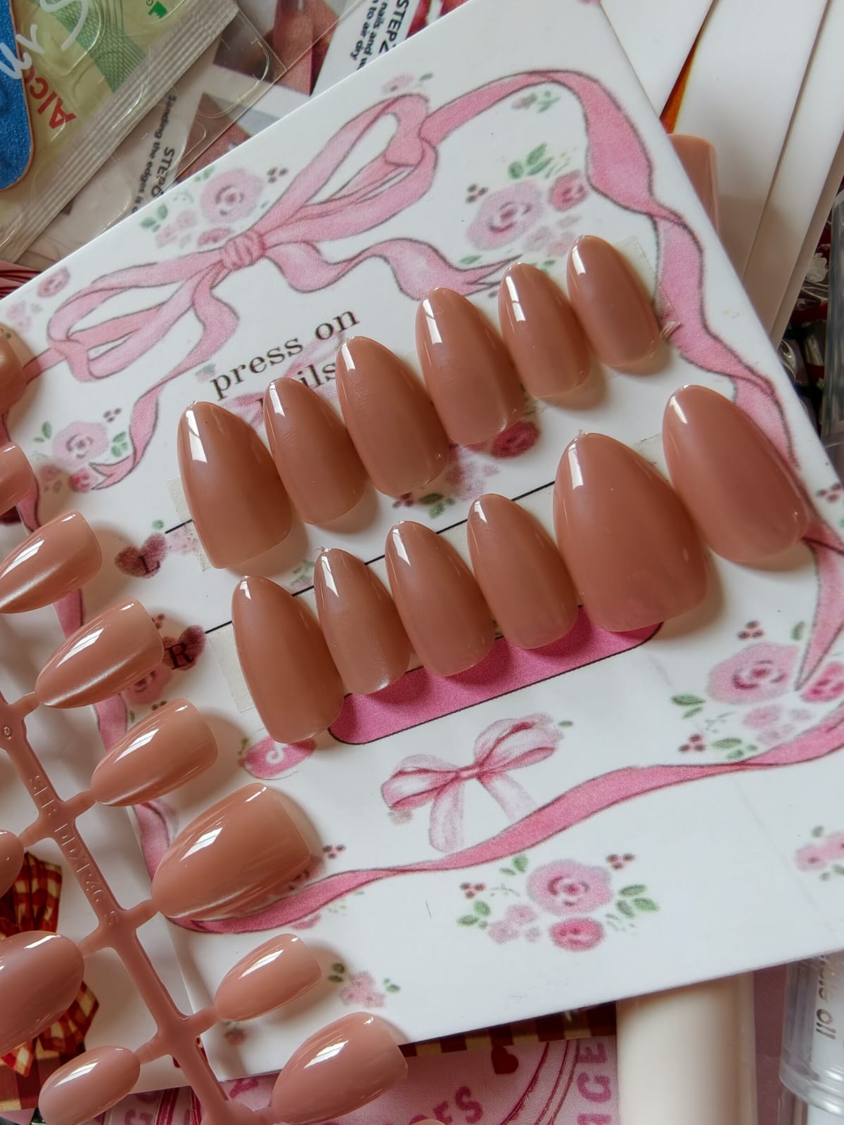 Shadi Deal 1- Pack of 4 Cat eye Nails with Application Kit